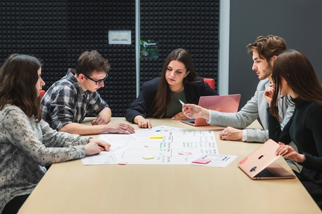 Studenti ESBD při týmové práci na projektu